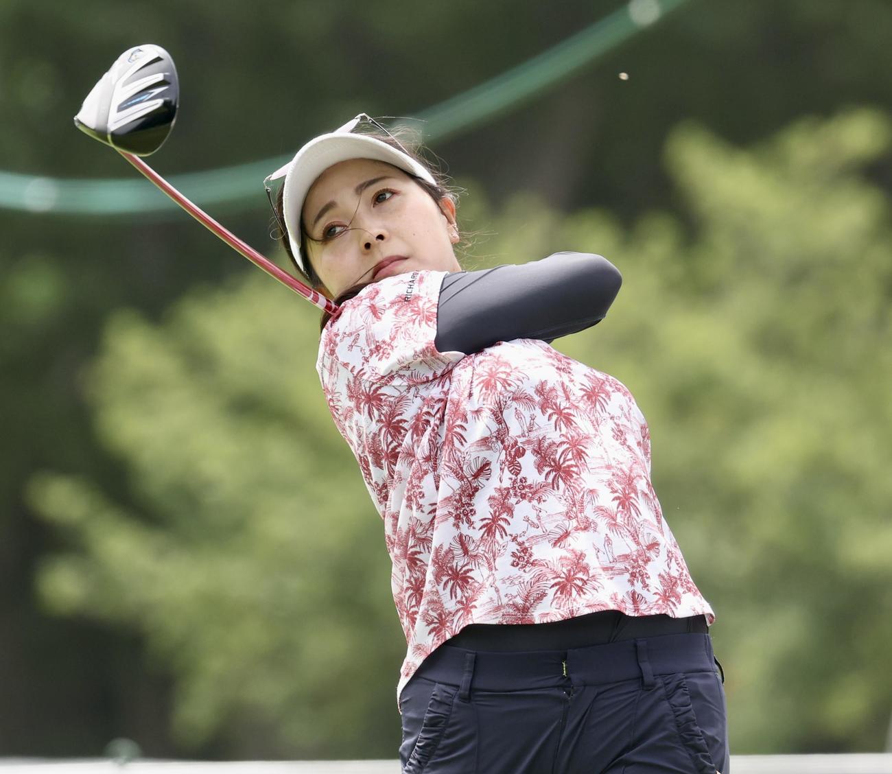 1番、ティーショットを放つ青木（撮影・佐藤翔太）