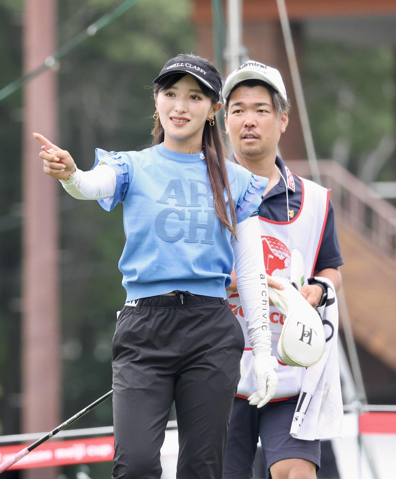 1番、コースを指さす臼井（撮影・佐藤翔太）