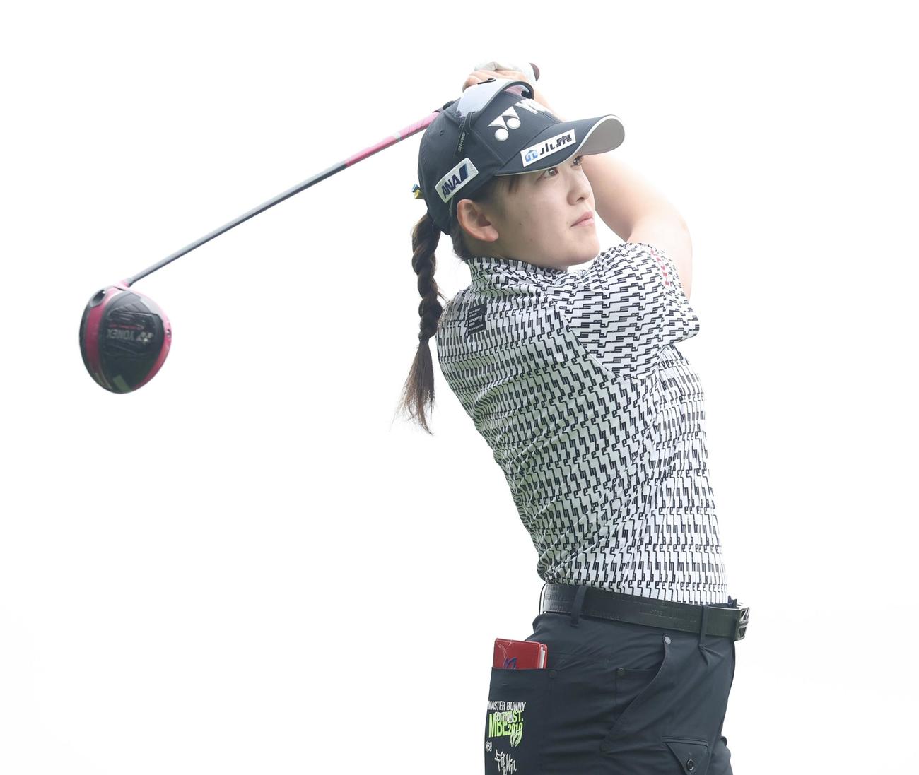 10番、ティーショットを放つ岩井千（撮影・佐藤翔太）