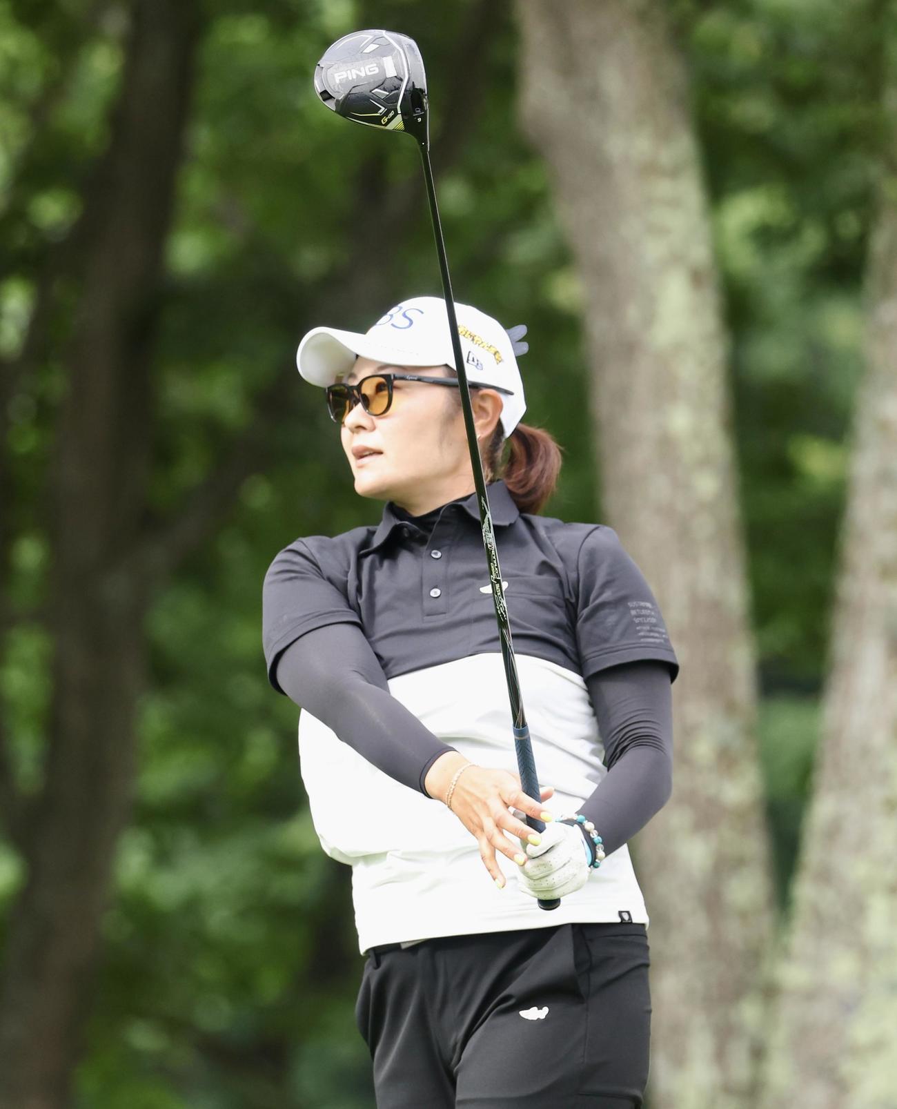 10番、ティーショットを放ち打球を見つめる藤田（撮影・佐藤翔太）