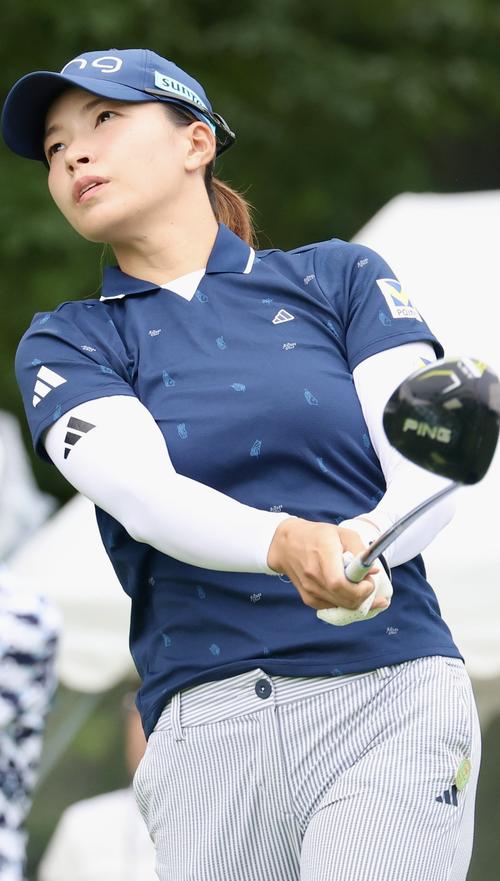 10番、ティーショットを放つ渋野（撮影・佐藤翔太）