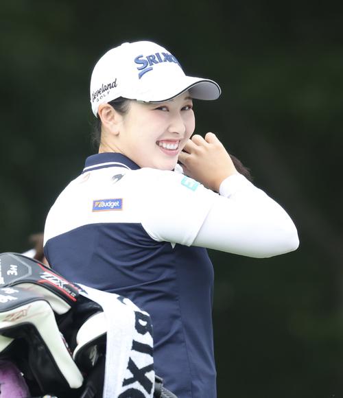 10番、笑顔を見せる小祝（撮影・佐藤翔太）