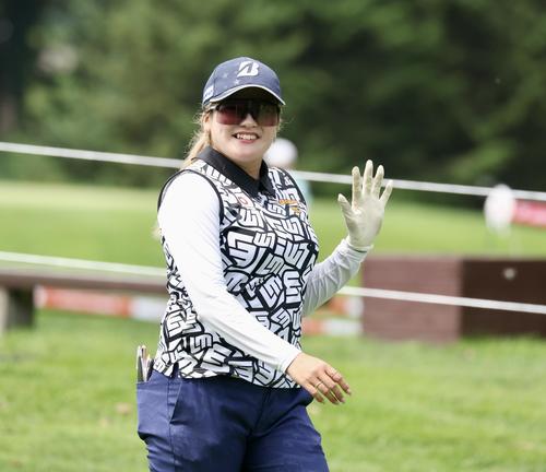 1番、カメラに向かって手を振る桑木（撮影・佐藤翔太）