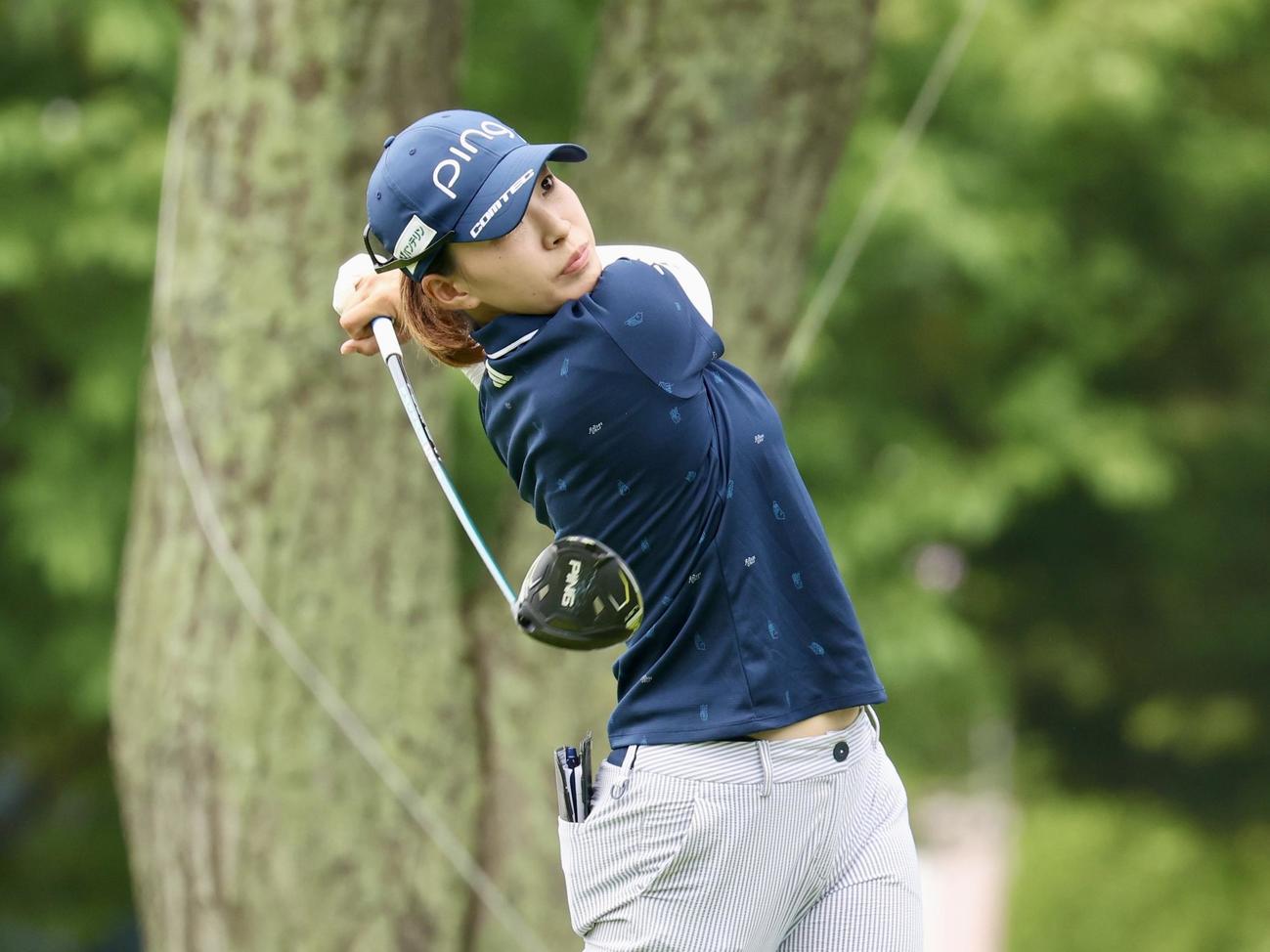 1番、ティーショットを放つ渋野（撮影・佐藤翔太）