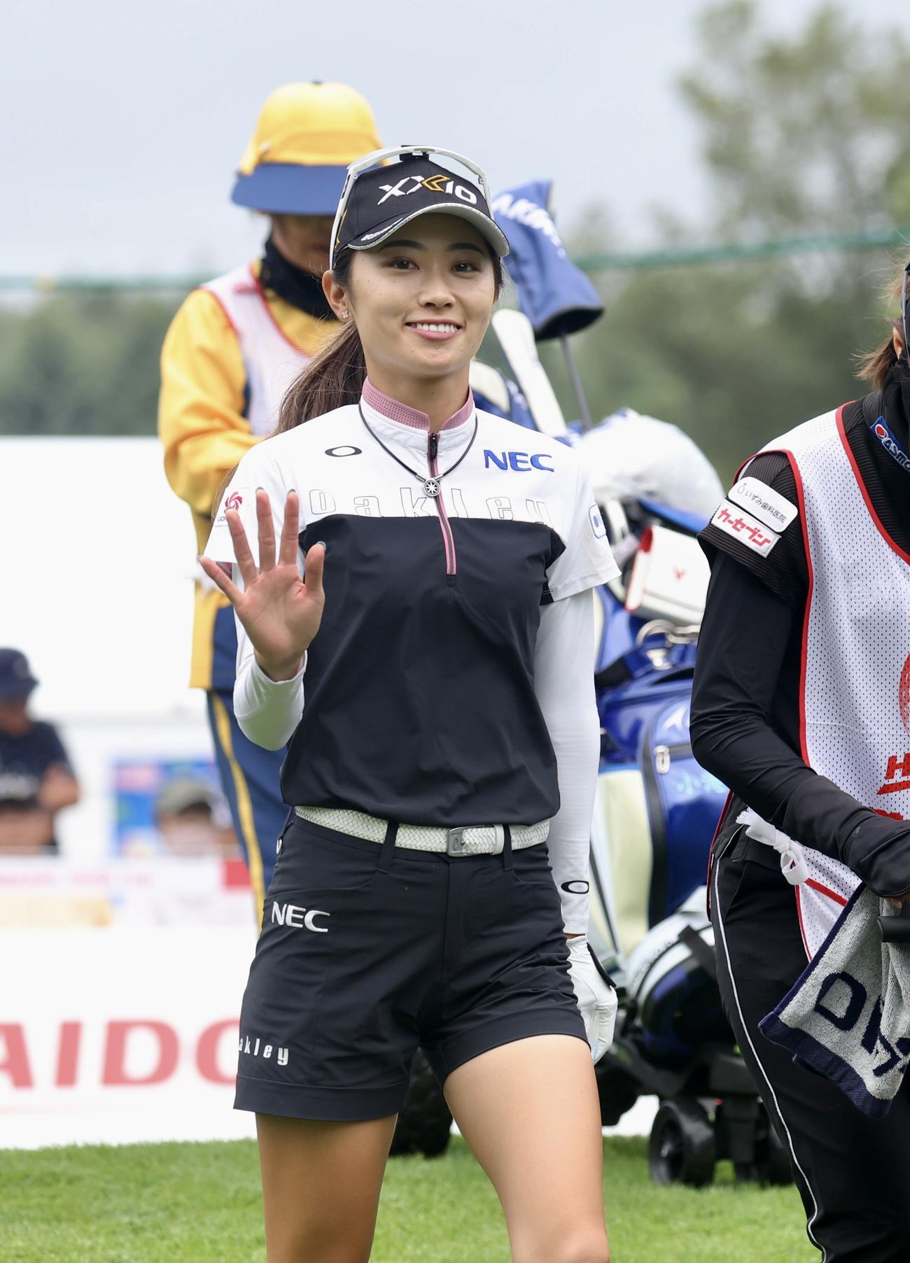 1番、カメラに向かって笑顔で手を振る安田（撮影・佐藤翔太）