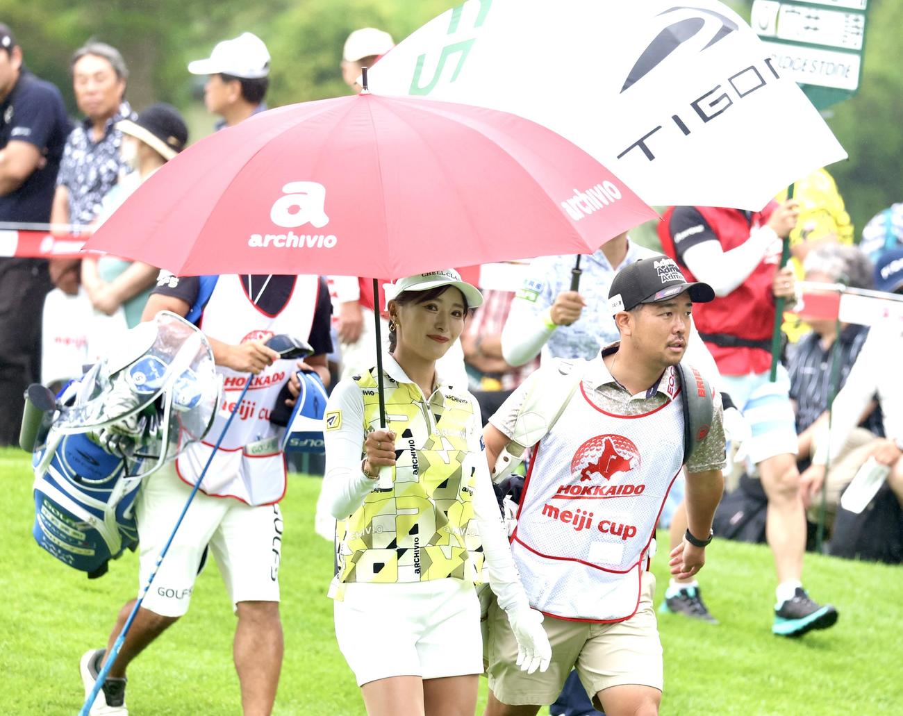 1番、傘を差しながら移動する臼井（撮影・佐藤翔太）