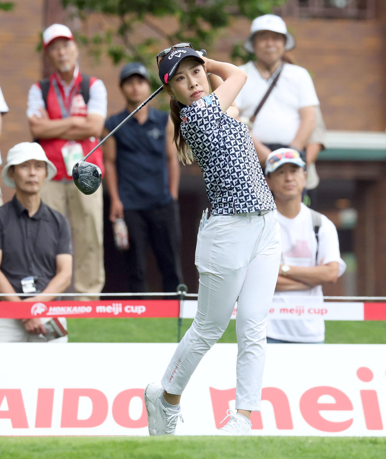 10番、ティーショットを放つ木村（撮影・佐藤翔太）