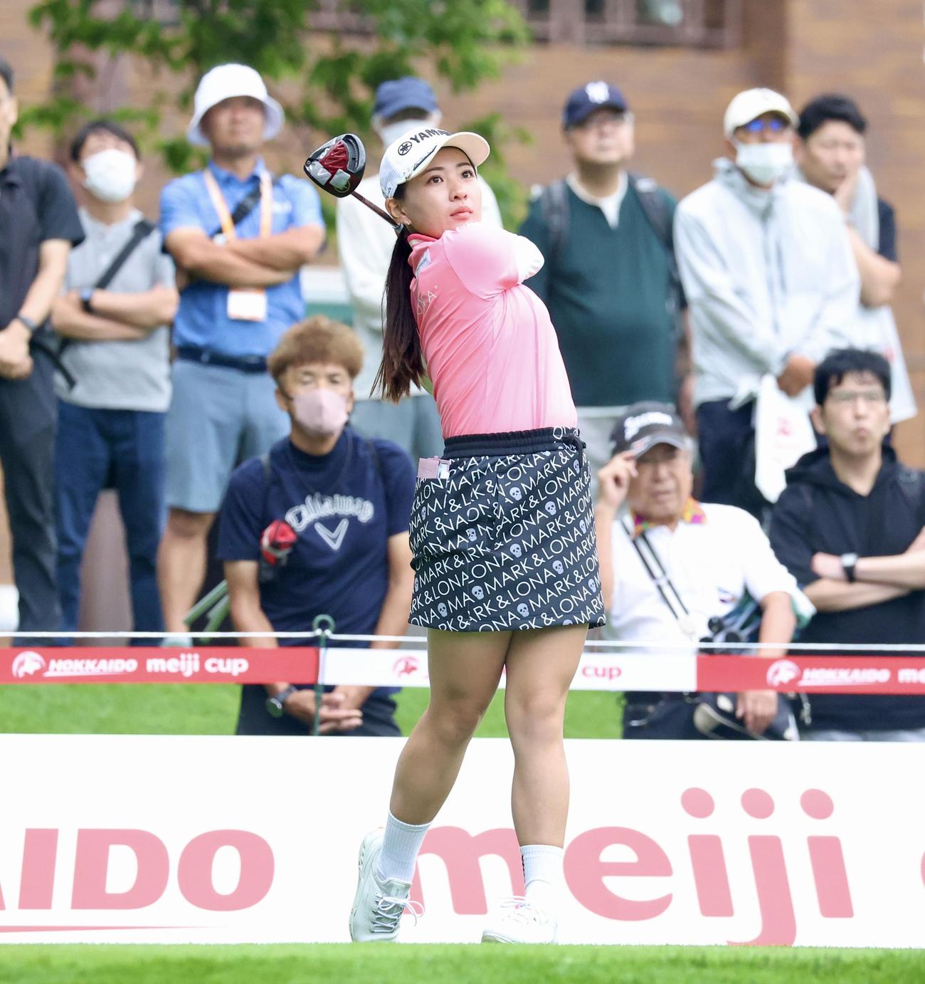 10番、ティーショットを放つ永井（撮影・佐藤翔太）