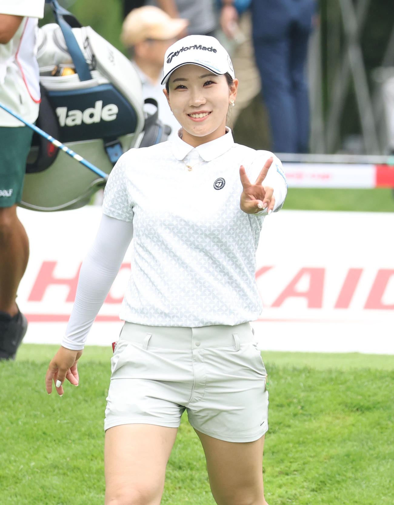 10番、笑顔でピースサインをする小暮（撮影・佐藤翔太）