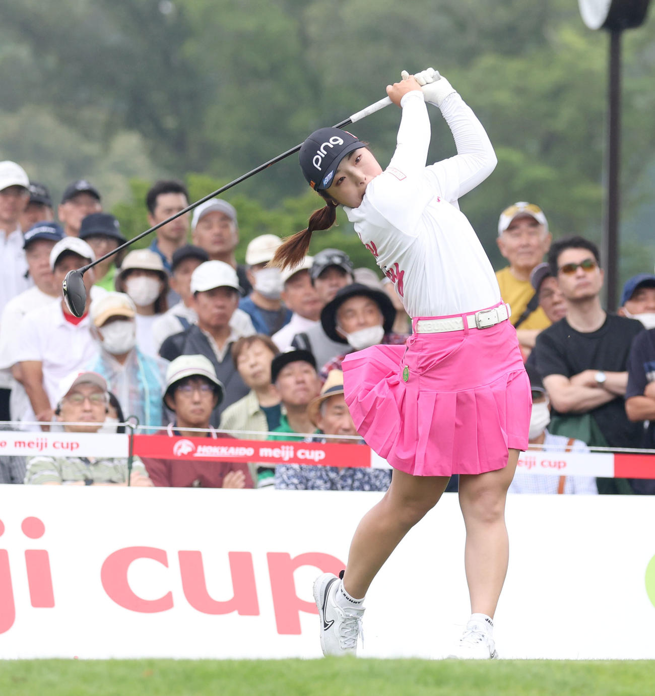 1番、ティーショットを放つ佐久間（撮影・佐藤翔太）