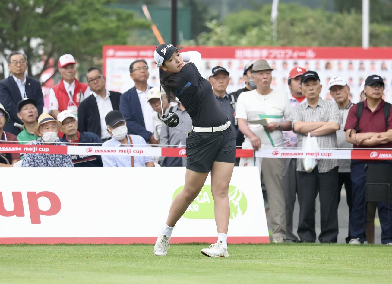 1番、ティーショットを放つ根田うの（撮影・佐藤翔太）