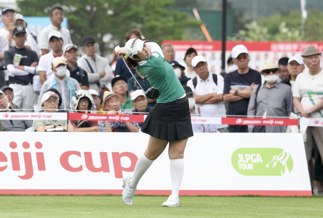 1番、ティーショットを放つペ・ソンウ（撮影・佐藤翔太）