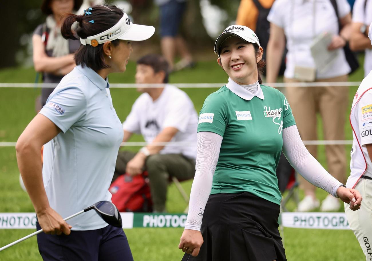 1番、会話しながら移動する全美貞（左）とペ・ソンウ（撮影・佐藤翔太）