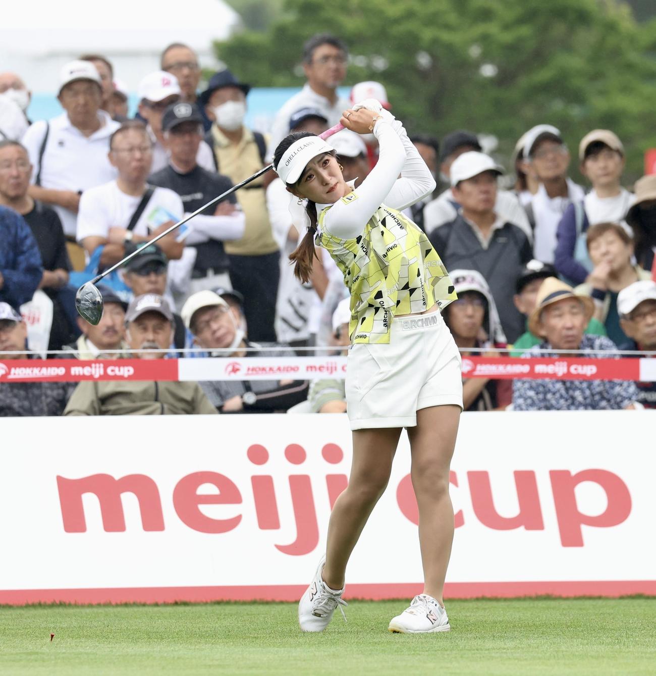 1番、ティーショットを放つ臼井（撮影・佐藤翔太）
