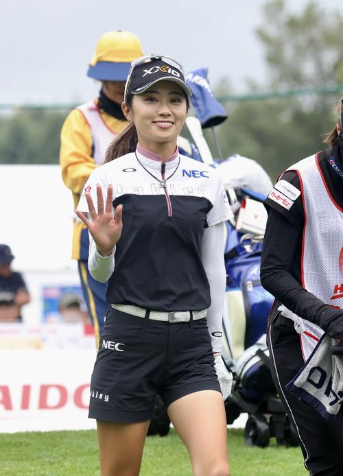 1番、カメラに向かって笑顔で手を振る安田（撮影・佐藤翔太）