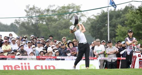 1番、ティーショットを放つ渋野（撮影・佐藤翔太）