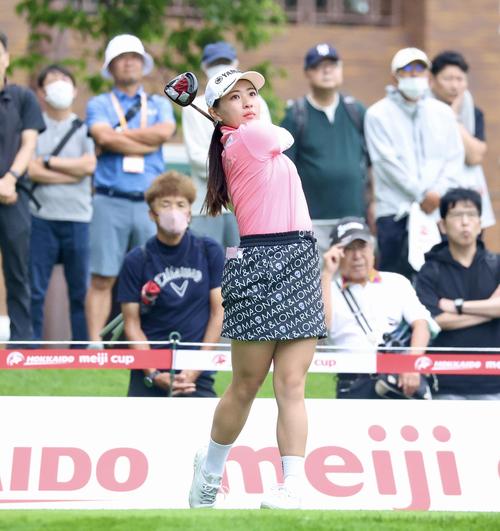 10番、ティーショットを放つ永井（撮影・佐藤翔太）