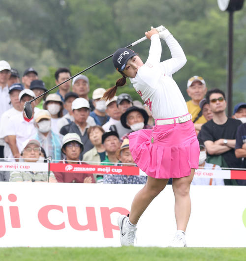 1番、ティーショットを放つ佐久間（撮影・佐藤翔太）