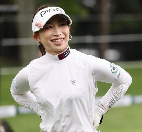10番、笑顔を見せる大出（撮影・佐藤翔太）