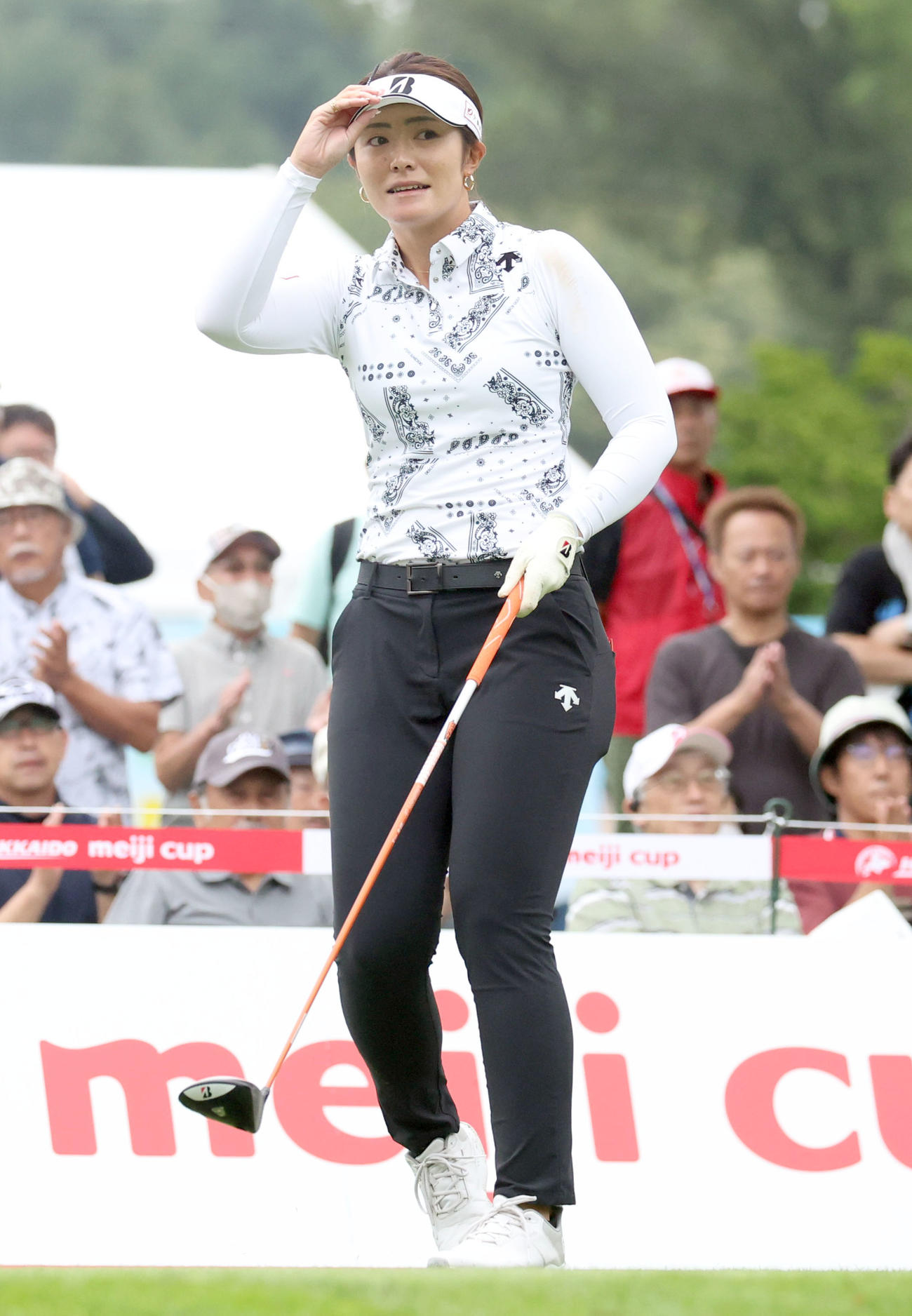 1番、ティーショットを放ち拍手に応える渡辺（撮影・佐藤翔太）