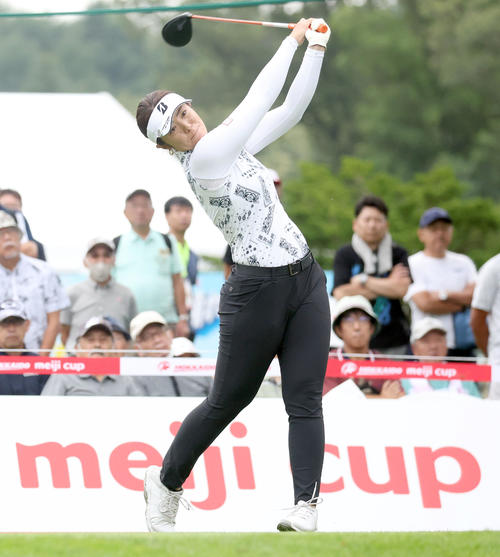 1番、ティーショットを放つ渡辺（撮影・佐藤翔太）
