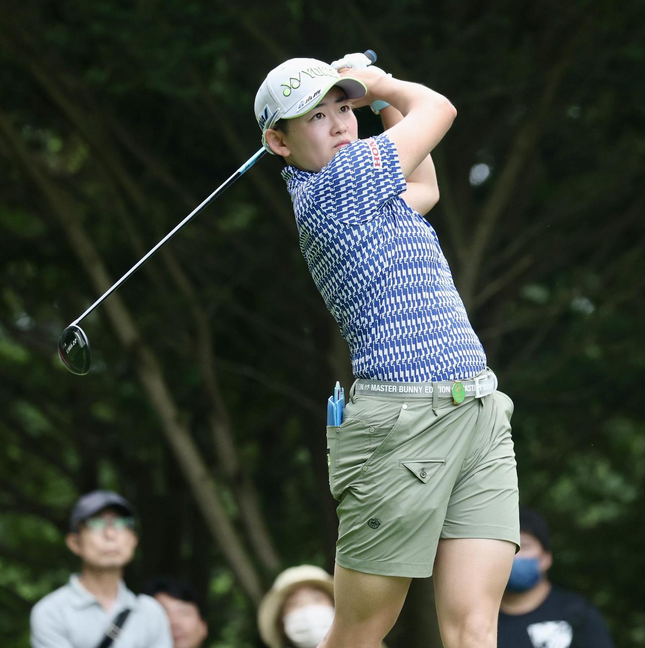 4番、ティーショットを放つ岩井明（撮影・佐藤翔太）