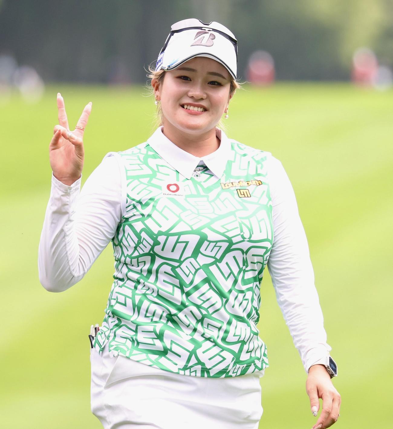 18番、ホールアウトしカメラに向かってピースサインをする桑木（撮影・佐藤翔太）