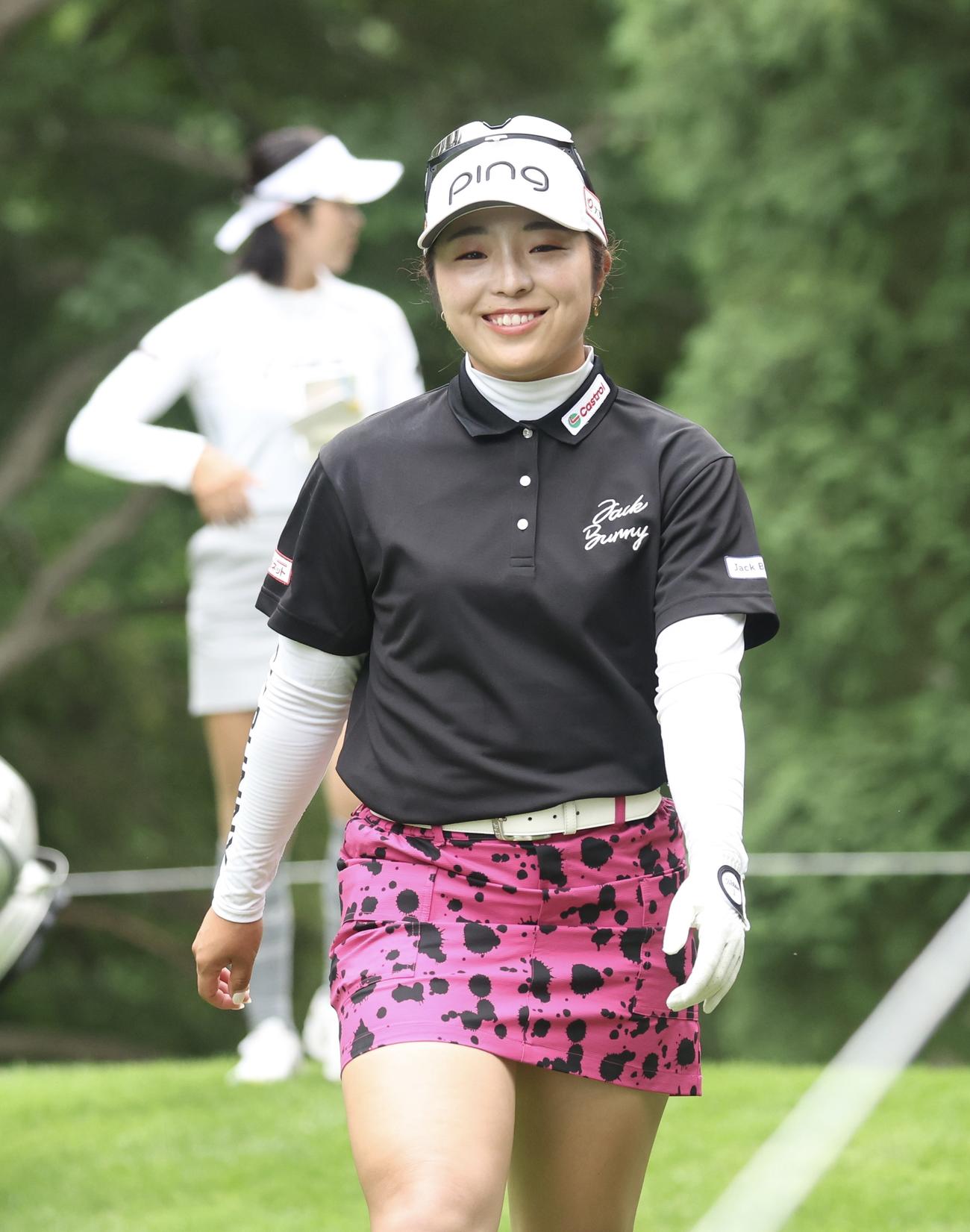 4番、カメラに向かってほほえむ佐久間（撮影・佐藤翔太）