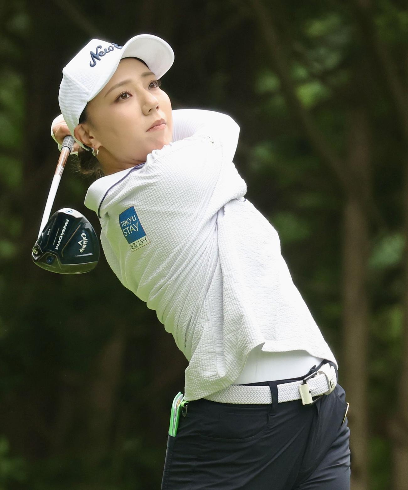 4番、ティーショットを放つ宮田（撮影・佐藤翔太）
