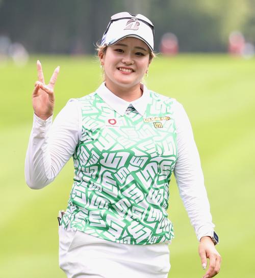 18番、ホールアウトしカメラに向かってピースサインをする桑木（撮影・佐藤翔太）