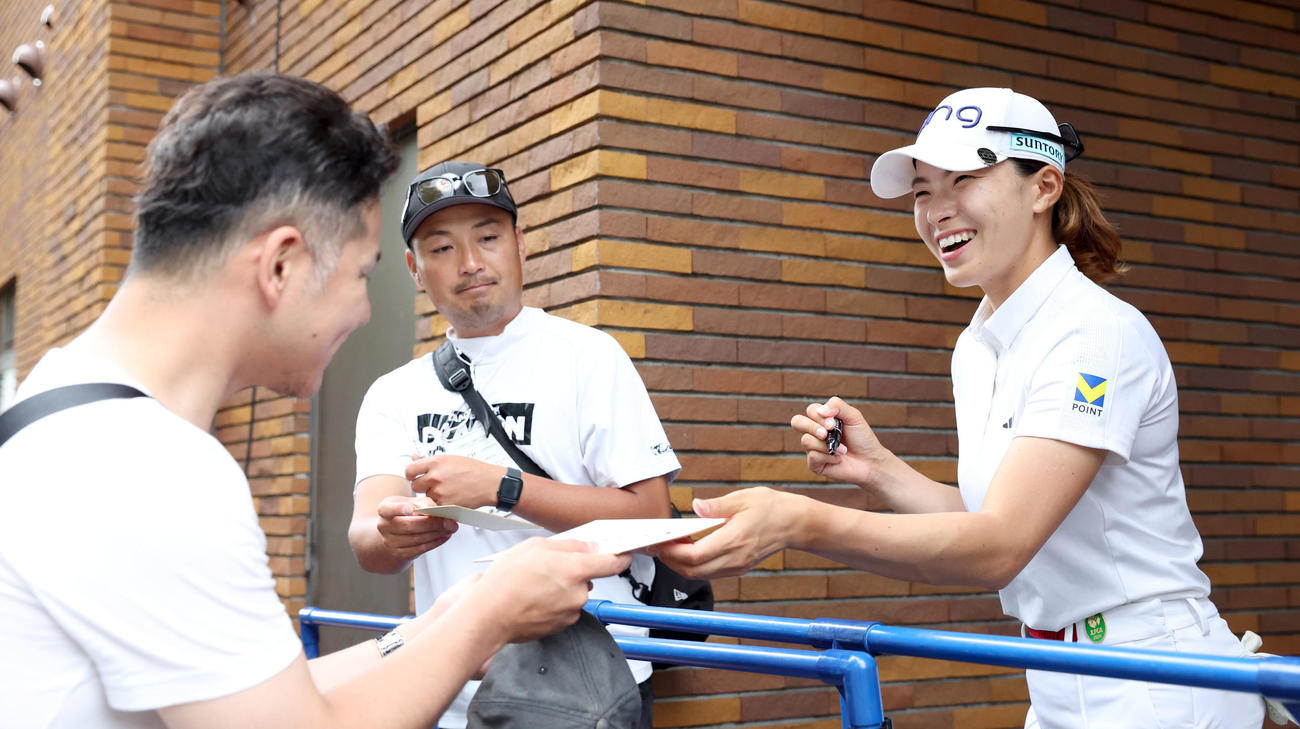 ホールアウト後、サイン会をする渋野（撮影・佐藤翔太）
