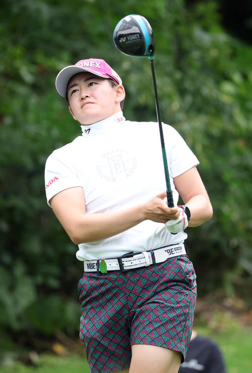 6番、ティーショットを放つ岩井明（撮影・佐藤翔太）
