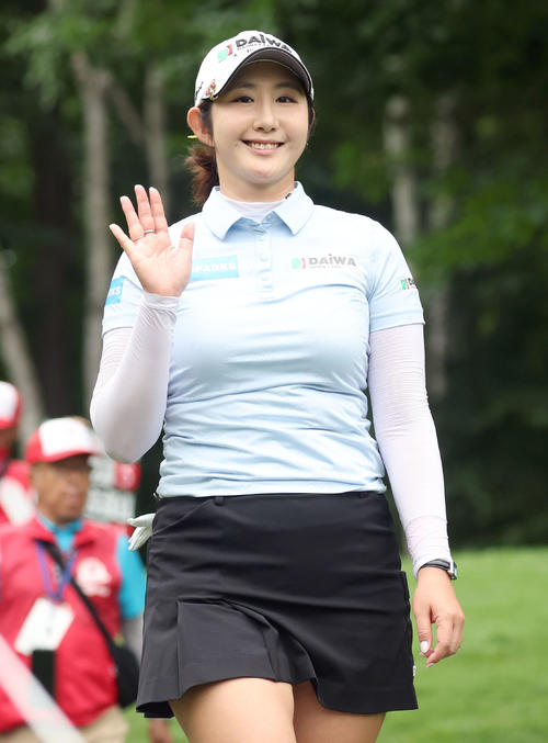 6番、カメラに向かって笑顔で手を振るペ・ソンウ（撮影・佐藤翔太）