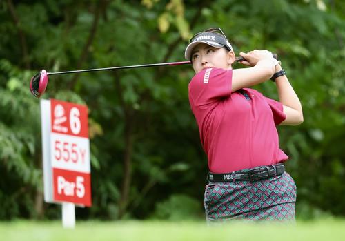 6番、ティーショットを放つ岩井千（撮影・佐藤翔太）
