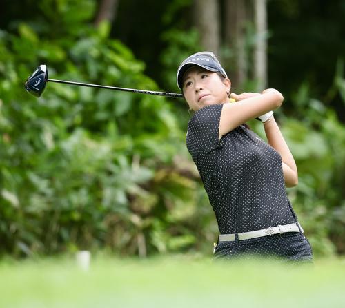 6番、ティーショットを放つ木戸（撮影・佐藤翔太）