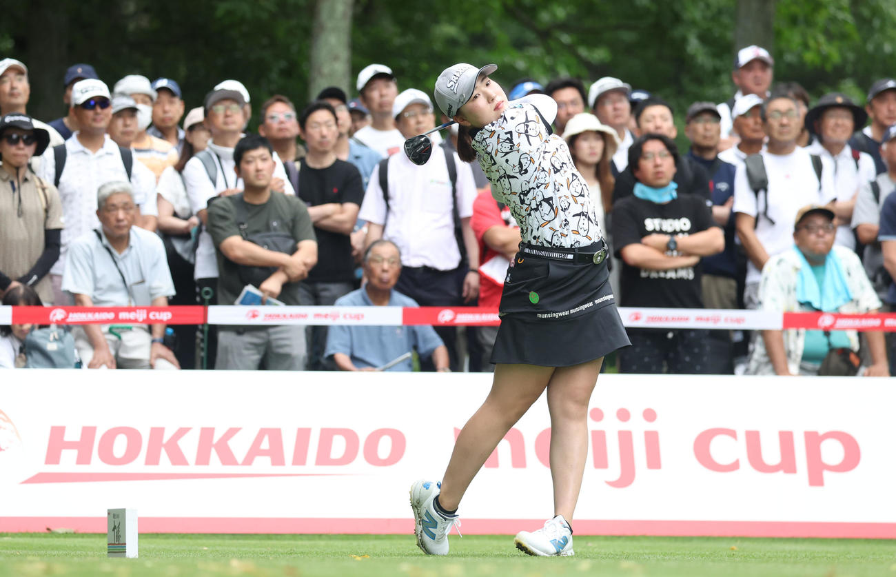 16番、ティーショットを放つ竹田（撮影・佐藤翔太）