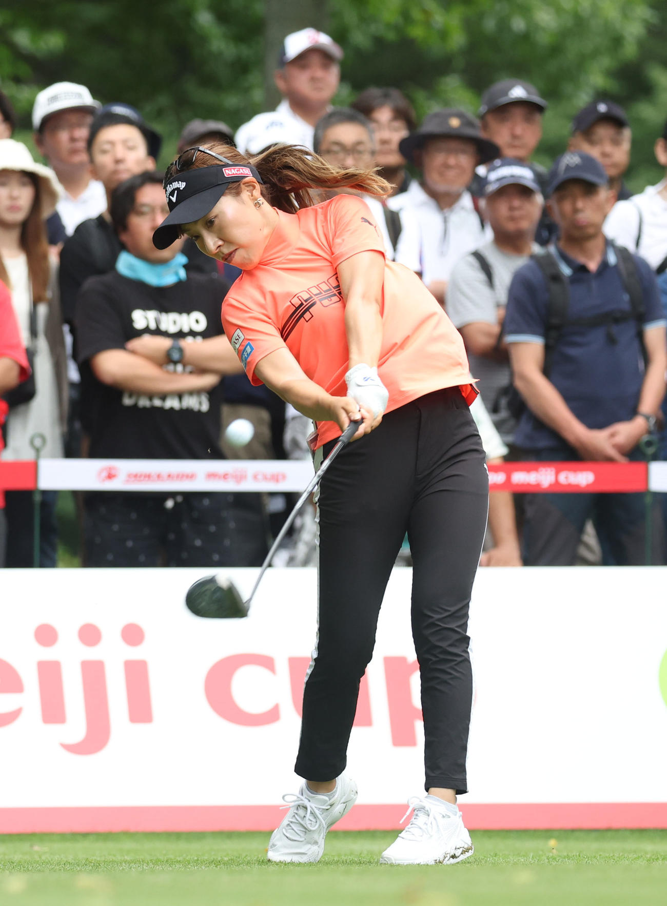 18番、ティーショットを放つ木村（撮影・佐藤翔太）