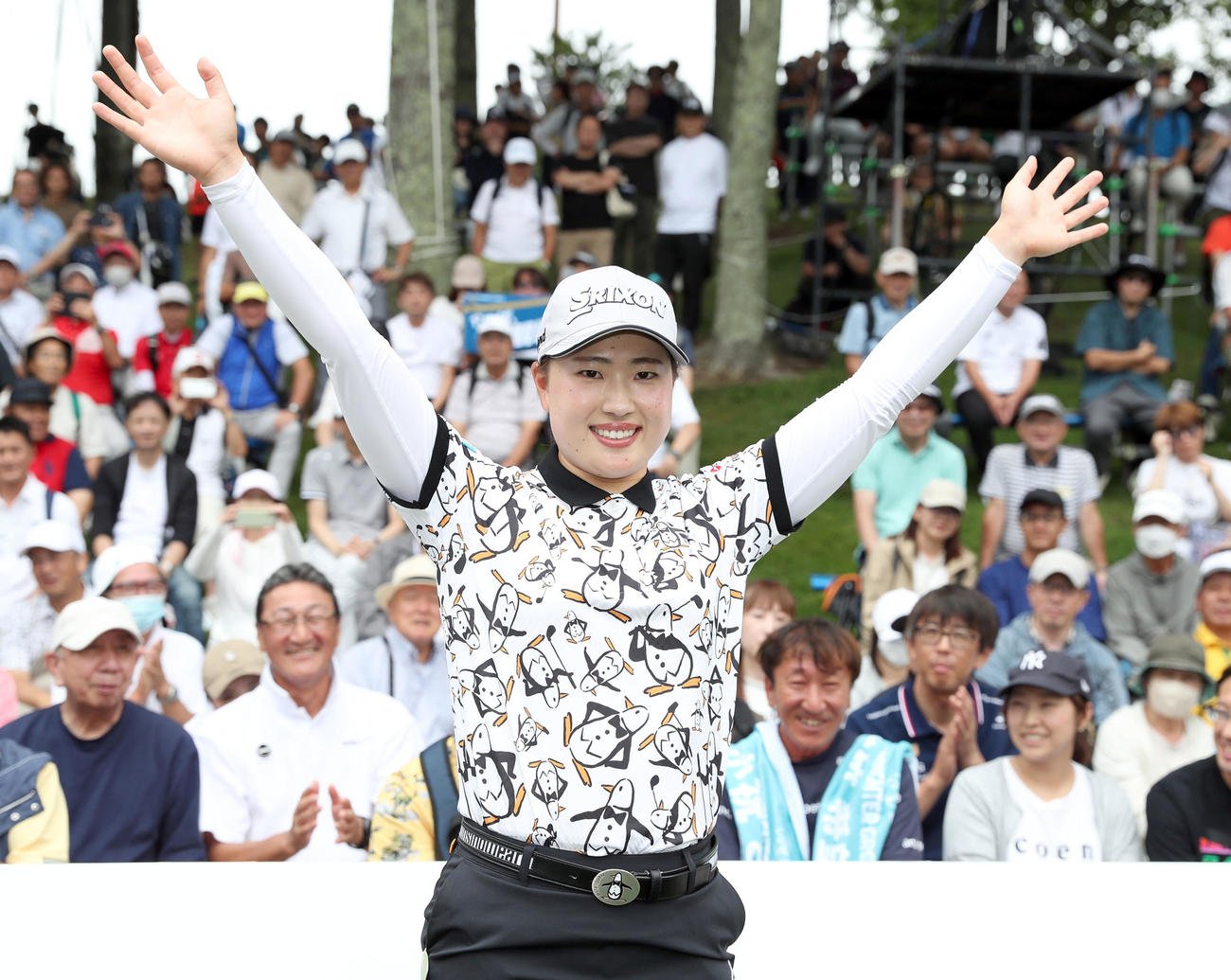 優勝し両手を上げて笑顔を見せる竹田（撮影・佐藤翔太）