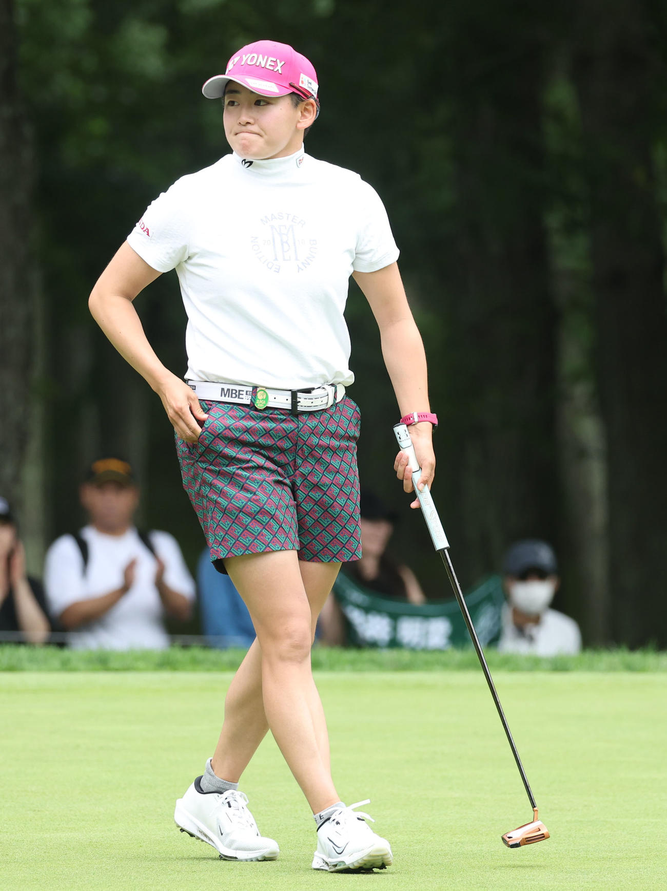 18番、バーディーパットを外す岩井明（撮影・佐藤翔太）
