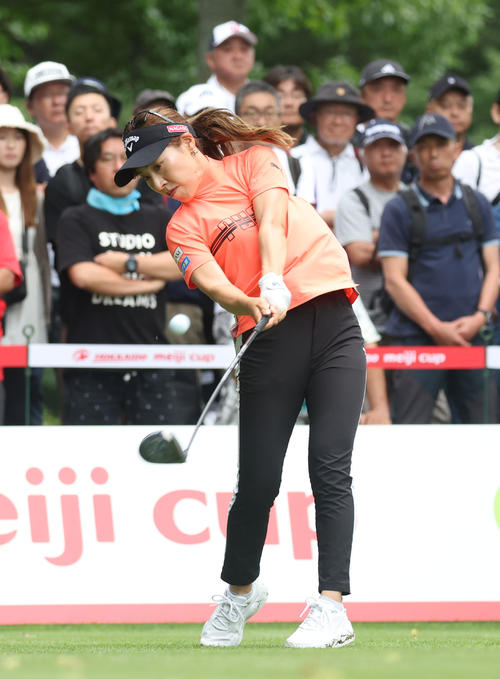 18番、ティーショットを放つ木村（撮影・佐藤翔太）
