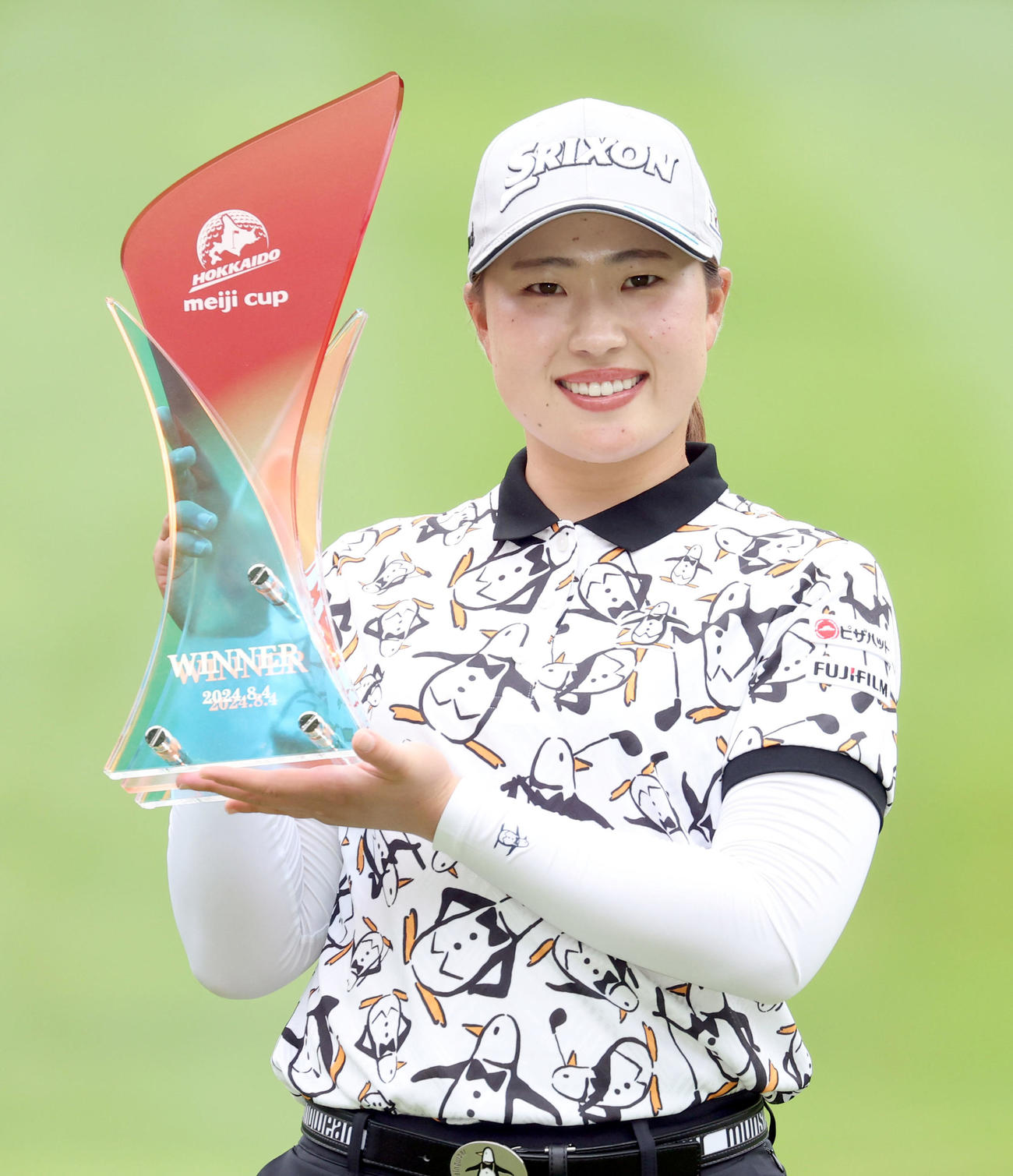 優勝トロフィーを手に記念撮影をする竹田（撮影・佐藤翔太）