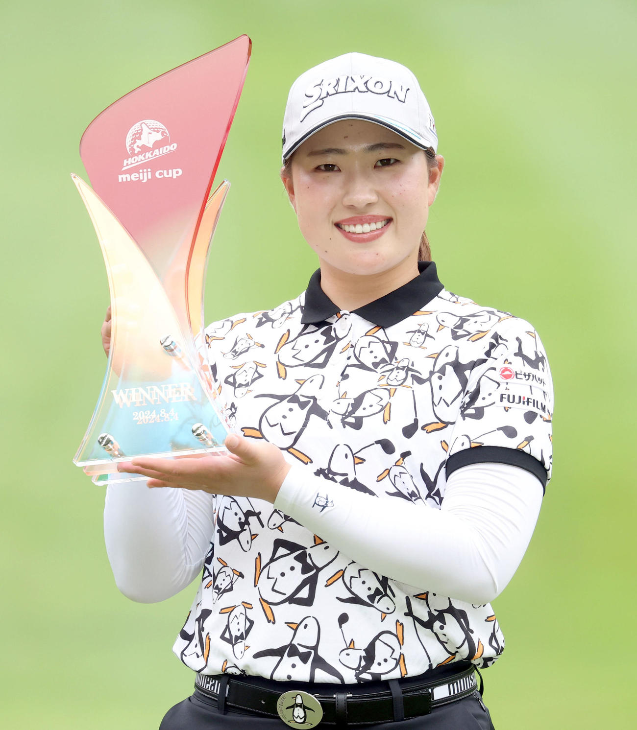 優勝トロフィーを手に記念撮影をする竹田（撮影・佐藤翔太）
