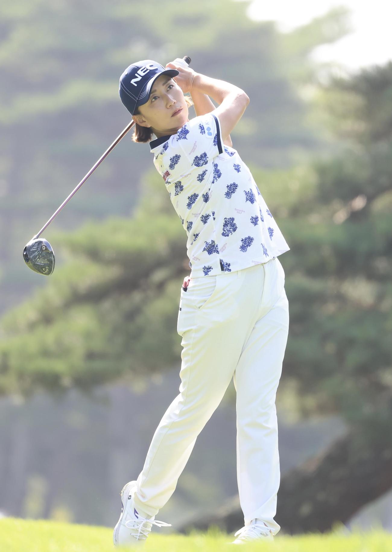 NEC軽井沢　4番、ティーショットを放つ原江里菜(撮影・浅見桂子)