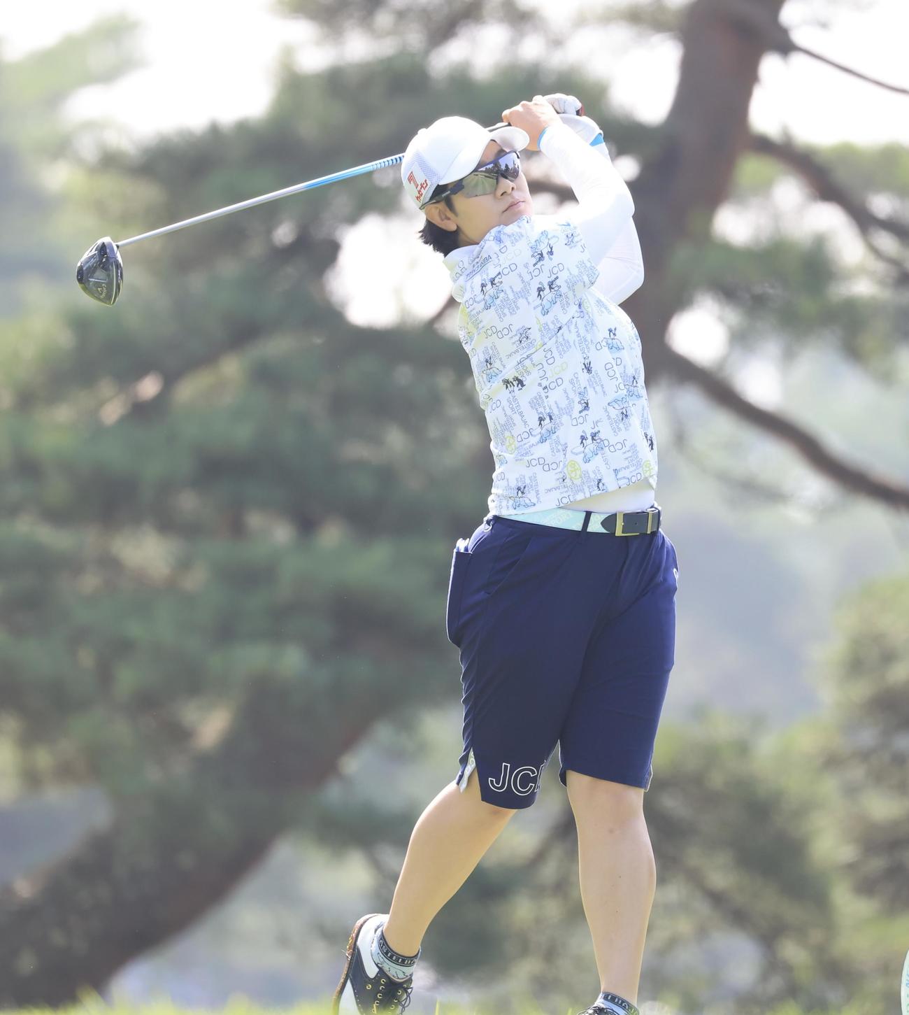 NEC軽井沢　4番、ティーショットを放つ川岸史果(撮影・浅見桂子)