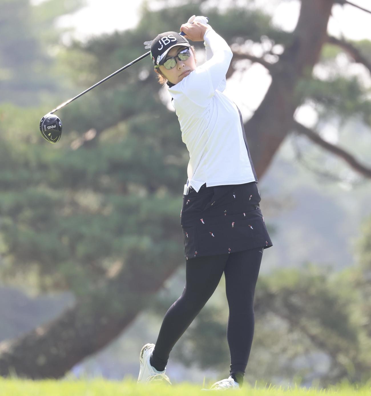 NEC軽井沢　4番、ティーショットを放つ藤田さいき(撮影・浅見桂子)