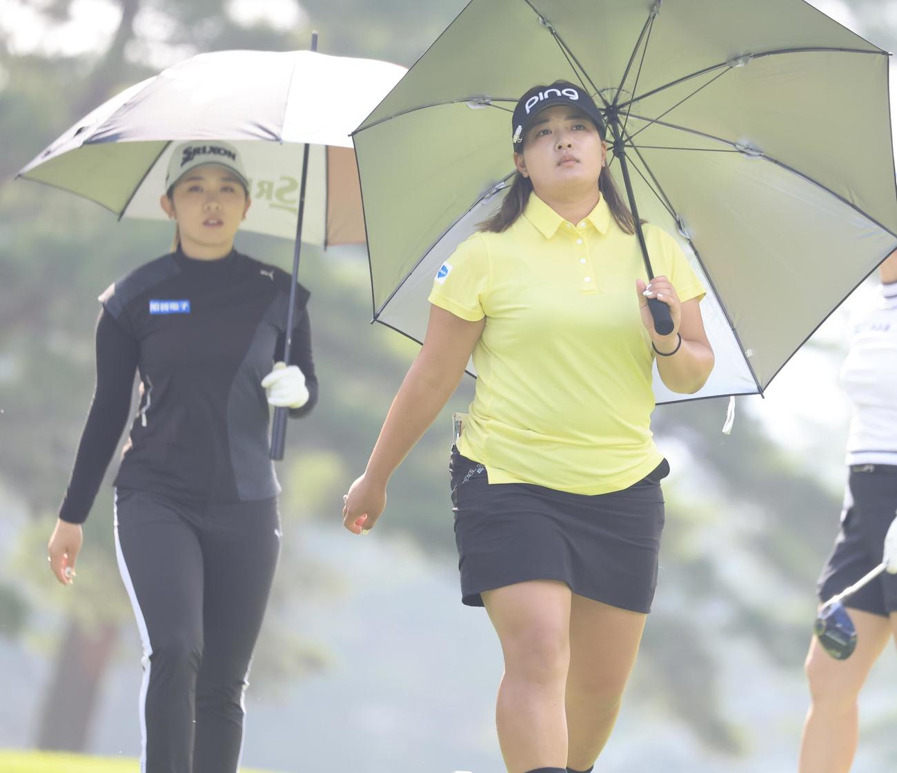NEC軽井沢　4番、日傘をさして歩く鈴木愛(右)と内田ことこ(撮影・浅見桂子)