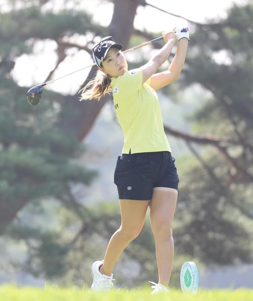NEC軽井沢　4番、ティーショットを放つ上田桃子(撮影・浅見桂子)