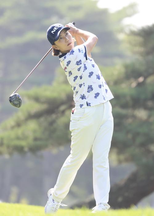 NEC軽井沢　4番、ティーショットを放つ原江里菜(撮影・浅見桂子)