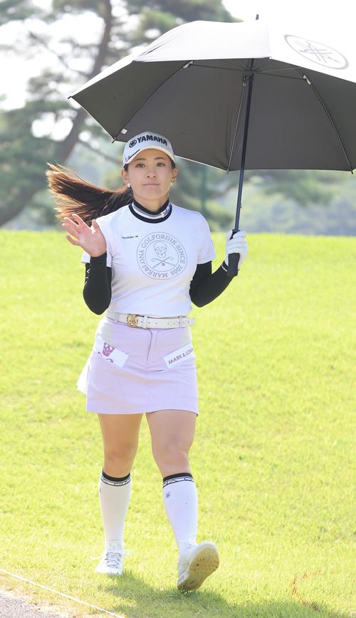 NEC軽井沢　4番、ティーショットを放ち笑顔の永井花奈(撮影・浅見桂子)