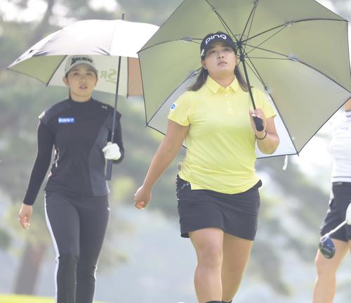 NEC軽井沢　4番、日傘をさして歩く鈴木愛(右)と内田ことこ(撮影・浅見桂子)